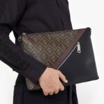 Fendi Men Slim Messenger Textured Brown Fabric Bag FF Motif – Bild 7