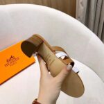 Hermes Women Amica Sandal Calfskin Two Intertwined Initials Straight Cut Edges-Sandy - immagine 10