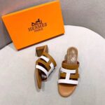 Hermes Women Amica Sandal Calfskin Two Intertwined Initials Straight Cut Edges-Sandy - immagine 3
