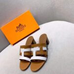 Hermes Women Amica Sandal Calfskin Two Intertwined Initials Straight Cut Edges-Sandy - immagine 5