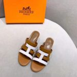 Hermes Women Amica Sandal Calfskin Two Intertwined Initials Straight Cut Edges-Sandy - immagine 4