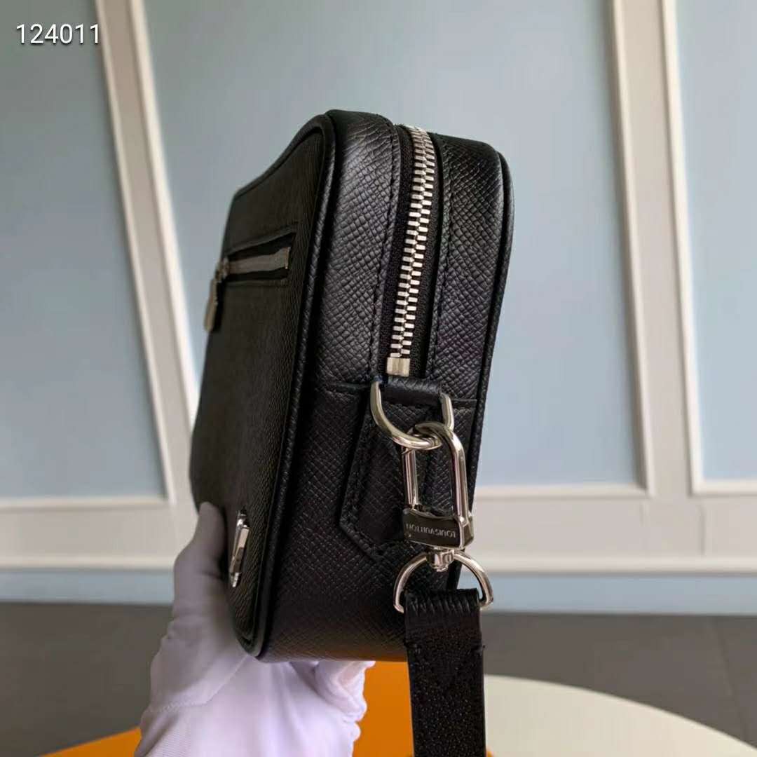 LOUIS VUITTON Taiga Pochette Kasai Black 1292840