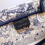 Dior Unisex Small Dior Book Tote Blue Toile De Jouy Embroidery - immagine 11