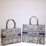 Dior Unisex Small Dior Book Tote Blue Toile De Jouy Embroidery - immagine 7