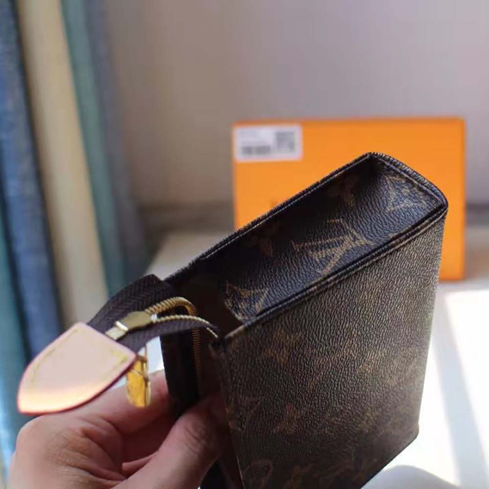 Louis Vuitton Monogram Canvas Cosmetic Pouch M47515 : Clothing, Shoes &  Jewelry - .com