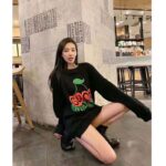 Gucci Women Beverly Hills Cherry Print Sweatshirt Cotton Jersey Crewneck Puff Sleeves-Black – Bild 7