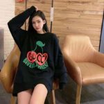 Gucci Women Beverly Hills Cherry Print Sweatshirt Cotton Jersey Crewneck Puff Sleeves-Black – Bild 9