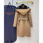 Louis Vuitton Women Giant Monogram Jacquard Wrap Coat in Camel Wool Regular Fit – Bild 4