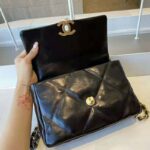 Chanel Women 19 Flap Bag Lambskin Gold Silver-Tone Ruthenium-Finish Metal Black - immagine 7