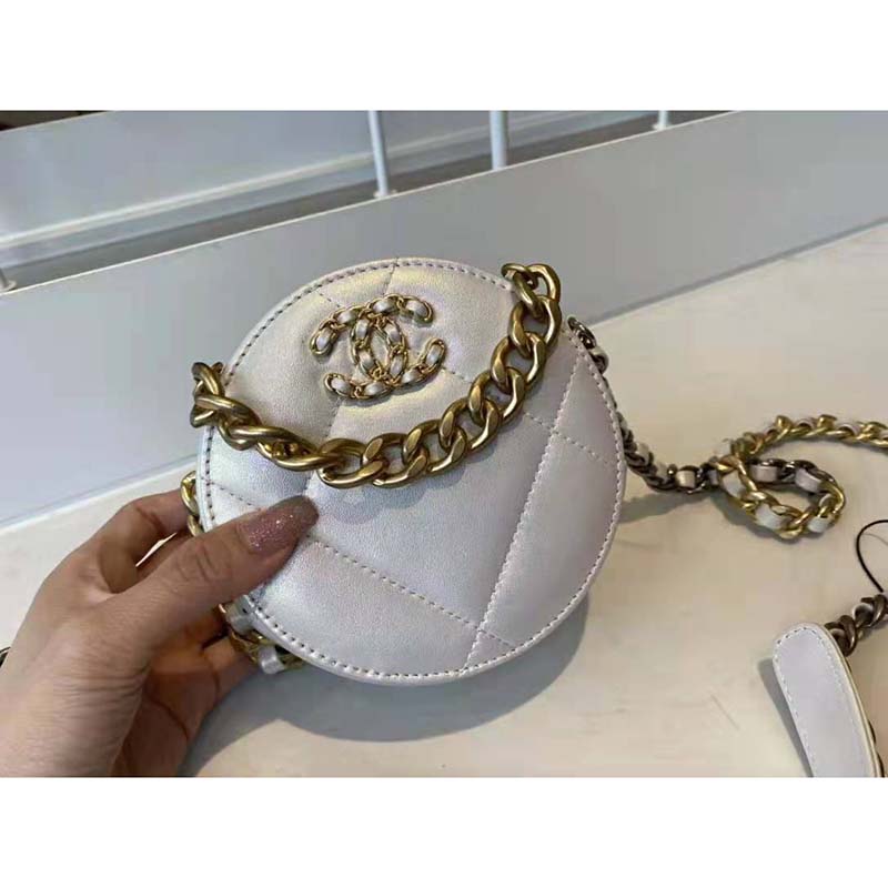 chanel bag with thick chain necklace