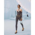 Chanel Women Mini Flap Bag with Top Handle Grained Calfskin Gold Tone Metal White - Imagen 11