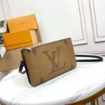 Louis Vuitton LV Unisex Double Zip Pochette Monogram Giant Reverse Monogram Coated Canvas - immagine 3