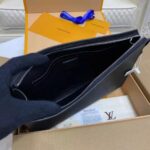 Louis Vuitton LV Unisex Pochette Voyage MM Taiga Leather Zip Closing System – Bild 5