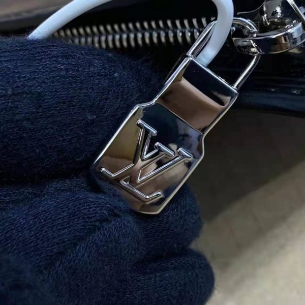 Louis Vuitton LV Unisex Pochette Voyage MM Taiga Leather Zip Closing System (11)