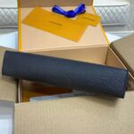 Louis Vuitton LV Unisex Pochette Voyage MM Taiga Leather Zip Closing System – Bild 4