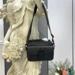 Louis Vuitton LV Unisex S Lock Messenger Black Monogram Embossed Taurillon Cowhide Leather - immagine 2