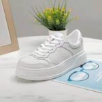 Gucci GG Unisex Gucci Jive Sneaker White GG Embossed Leather Smooth Leather - Imagen 3