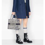 Dior Unisex Small Dior Book Tote Blue Toile De Jouy Embroidery – Bild 12