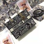 Dior Unisex Small Dior Book Tote Blue Toile De Jouy Embroidery – Bild 2