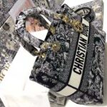 Dior Unisex Small Dior Book Tote Blue Toile De Jouy Embroidery – Bild 4