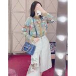 Gucci Women GG Tiger Jacquard Cardigan Gold Green Tiger Flower Extra Fine Lurex Crewneck – Bild 14