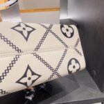 Louis Vuitton LV Women OnTheGo MM Tote Bag Beige Embossed Supple Grained Cowhide - immagine 5