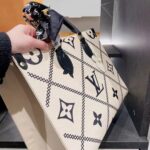 Louis Vuitton LV Women OnTheGo MM Tote Bag Beige Embossed Supple Grained Cowhide - immagine 3