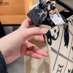 Louis Vuitton LV Women OnTheGo MM Tote Bag Beige Embossed Supple Grained Cowhide - immagine 9