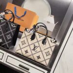 Louis Vuitton LV Women OnTheGo MM Tote Bag Beige Embossed Supple Grained Cowhide - immagine 4