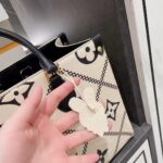 Louis Vuitton LV Women OnTheGo MM Tote Bag Beige Embossed Supple Grained Cowhide - immagine 8