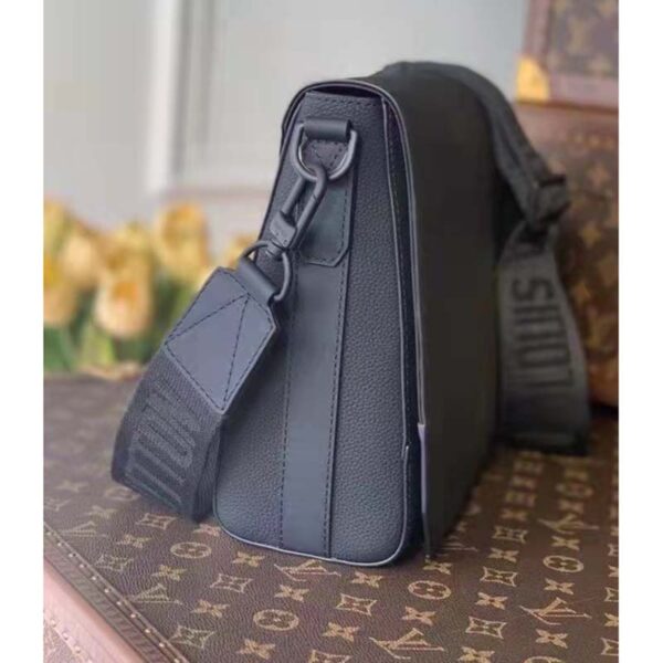 Louis Vuitton LV Aerogram Messenger Black Grained Calf Cowhide Leather Textile Lining (4)