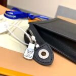 Louis Vuitton LV Unisex Pochette Voyage MM Black Taiga Cowhide Leather - Imagen 9