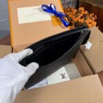 Louis Vuitton LV Unisex Pochette Voyage MM Black Taiga Cowhide Leather - Imagen 8