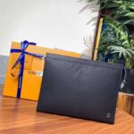 Louis Vuitton LV Unisex Pochette Voyage MM Black Taiga Cowhide Leather - Imagen 4