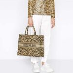 Dior Unisex CD Large Dior Book Tote Beige Multicolor Mizza Embroidery - Imagen 12