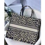 Dior Unisex CD Large Dior Book Tote Beige Multicolor Mizza Embroidery - Imagen 4