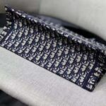 Dior Unisex CD Medium Book Tote Navy Blue Dior Oblique Embroidery – Bild 5