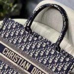 Dior Unisex CD Medium Book Tote Navy Blue Dior Oblique Embroidery – Bild 8