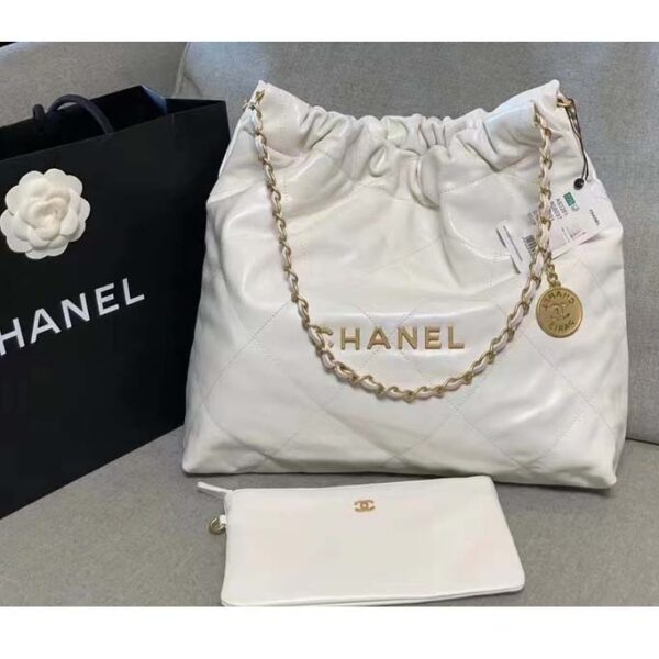 Chanel Women 22 Large Handbag Calfskin Gold-Tone Lacquered Metal (2)