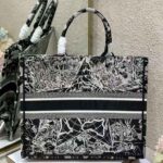 Dior Women Book Tote Black and White Dior Around the World Embroidery - Bild 4