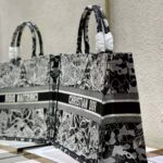 Dior Women Book Tote Black and White Dior Around the World Embroidery - Bild 5