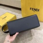 Fendi Women Sunshine Medium Leather Shopper-Black - Imagen 4