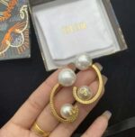 Dior Women Tribales Earrings Gold-Finish Metal with White Resin Pearls – Bild 7