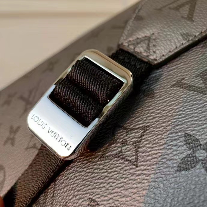 LV Outdoor Messenger M30830 Review 