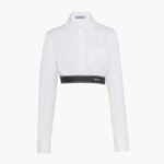 Camicia in popeline elasticizzato Prada da donna con design ibrido reinventa