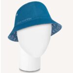 Chapeau bob unisexe Louis Vuitton Monogram Essential en coton bleu avec logo LV Signature