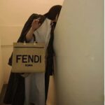 Fendi Women Sunshine Medium Beige Black Straw Shopper - Imagen 7