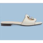 Sandalias planas unisex Gucci con G entrelazada y abertura en la parte delantera, de piel blanca y tacón de 1 cm