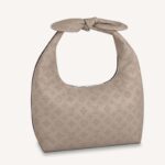 Borsa a mano unisex Louis Vuitton LV Why Knot MM Galet Beige in pelle di vitello Mahina perforata