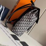 Dior Unisex CD Motion Backpack Beige Black Oblique Jacquard Black Grained Calfskin - Imagen 11